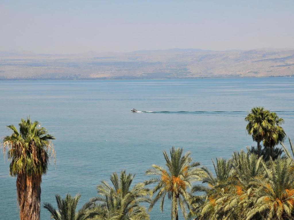 Roses By Lake Kinneret Tiberias Exterior photo